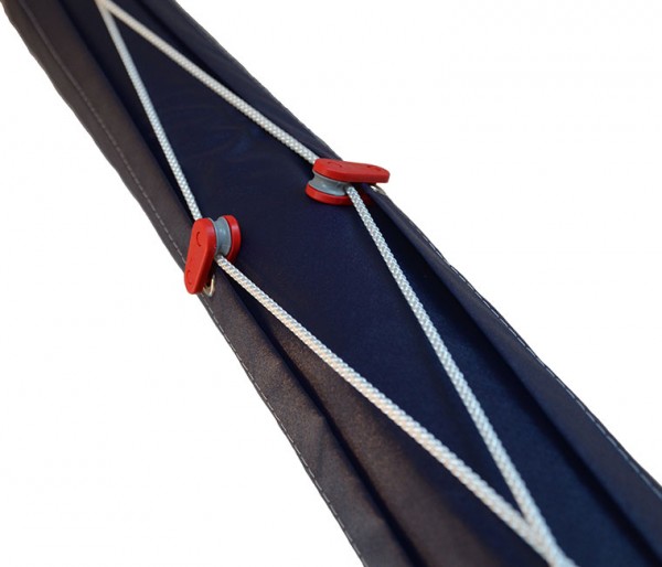 Cross lacing: Through the lacing border the jib cover can be tied very tightly.